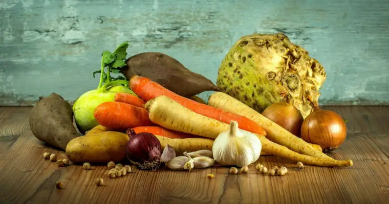 Gemüse: Karotten, Sellerie, Zwiebeln, Knoblauch, Kartoffeln, Kohlrabi, Erbsen
