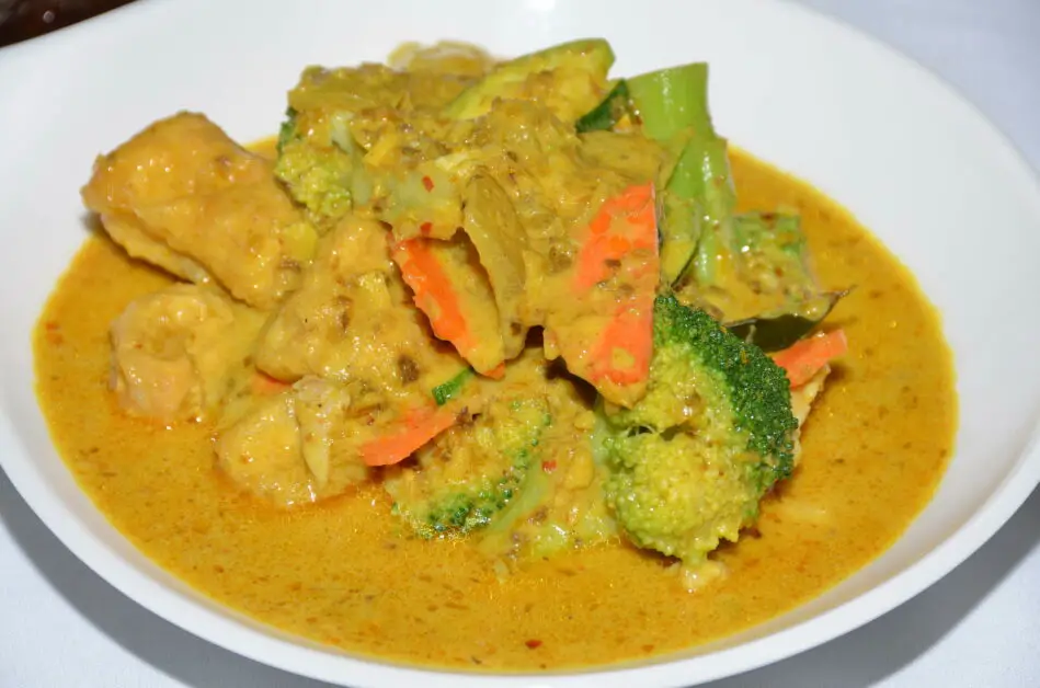 Curry mit Karotten und Brokkoli