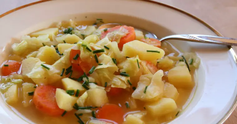 Spitzkohl-Kartoffel-Suppe mit ohne Würstchen