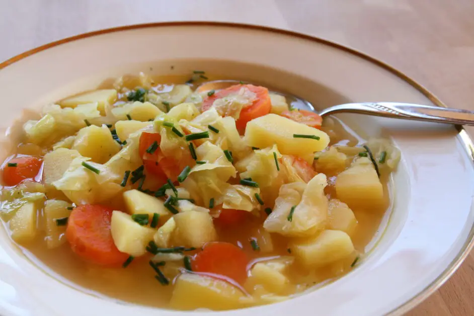 Spitzkohl-Kartoffel-Suppe mit ohne Würstchen