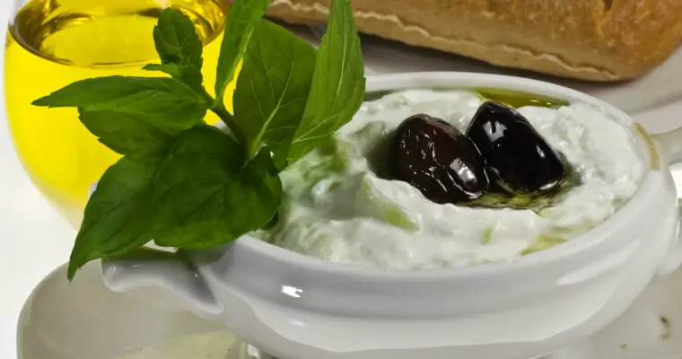 Tzatziki - Joghurt, Quark, Gurke, Knoblauch und Olivenöl - so einfach stellt man den leckere griechischen Dip her. 