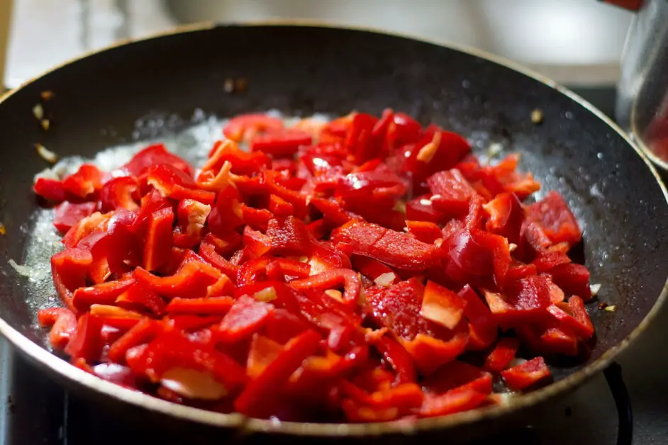 Vegetarisches Letscho - Gedünstete Paprika mit Tomate auf Reis