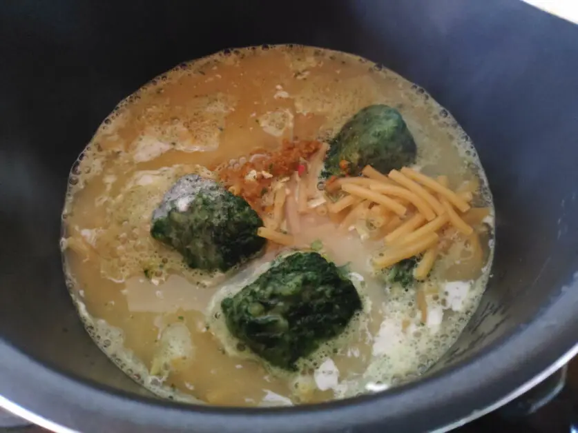 Bevor der Druck kommt: Zutaten für Spinat-One-Pot-Pasta im MeinHans