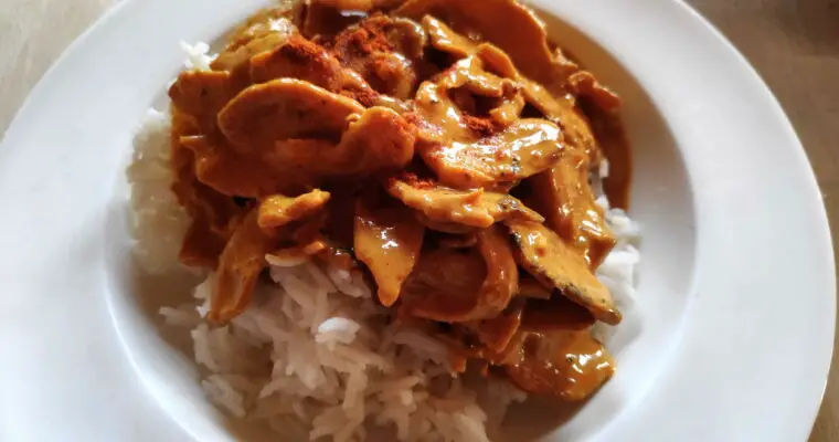 Cremiges Soja-Chicken auf Basmati-Reis und eine Prisa scharfes Chili darüber - ein veganes Rezept