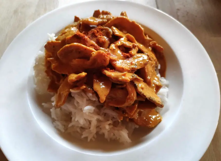 Cremiges Soja-Chicken auf Basmati-Reis und eine Prisa scharfes Chili darüber - ein veganes Rezept