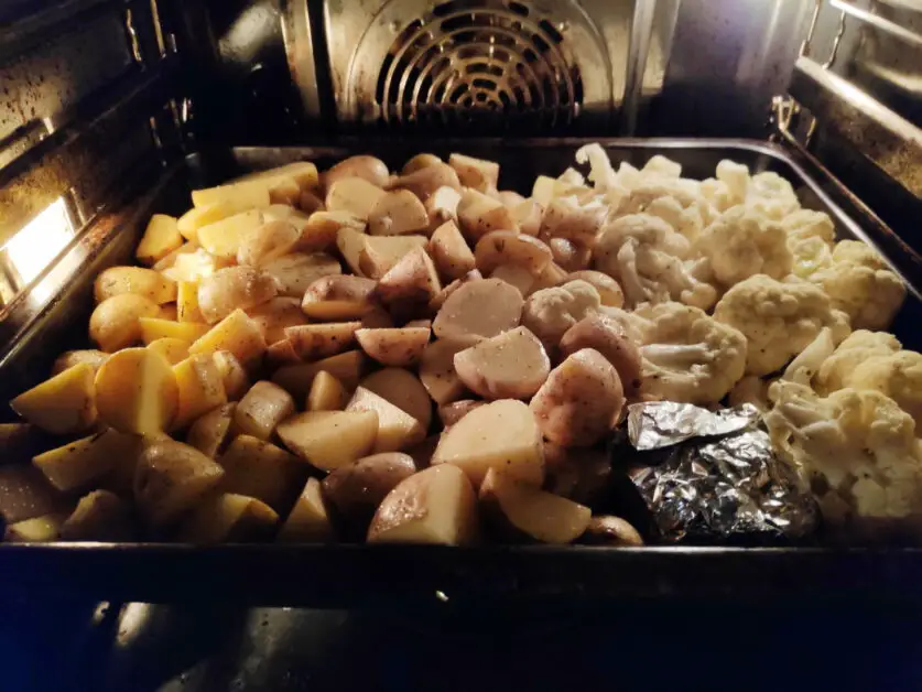 Ofengemüse aus Kartoffeln und Blumenkohl