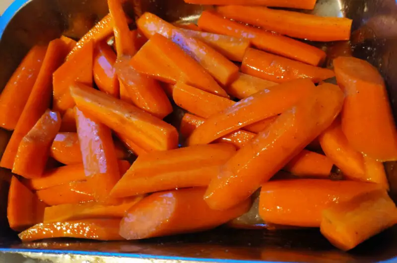 Karotten zerteilt und in Öl, Salt und Garam Masala eingelegt.
Die kommen dann so in den Ofen und werden geröstet